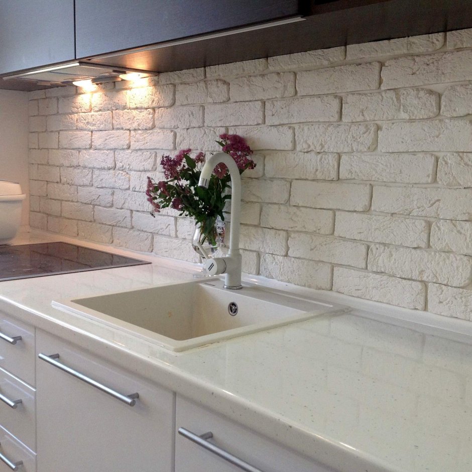 Декоративный кирпич на кухне