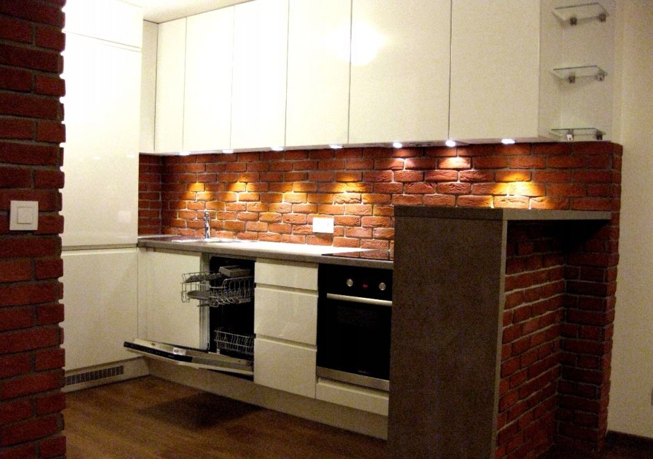 Декоративный кирпич на кухне фартук