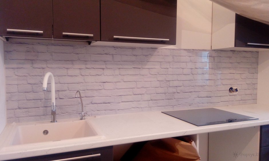 Кухня в кирпичном стиле белом