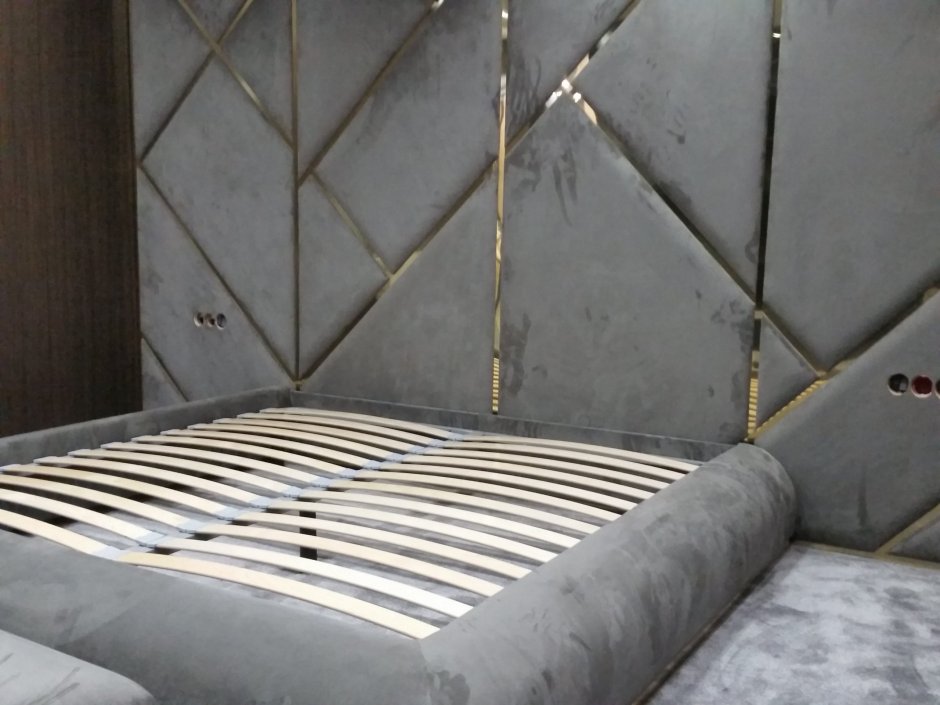 Кровать с латунными вставками как сделать