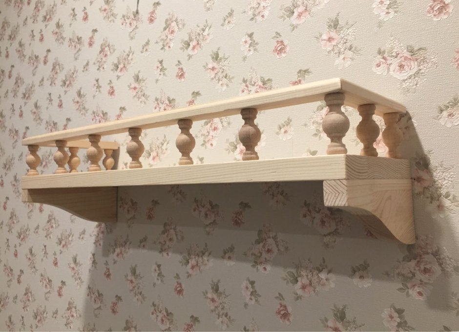 Деревянные полки в ванной