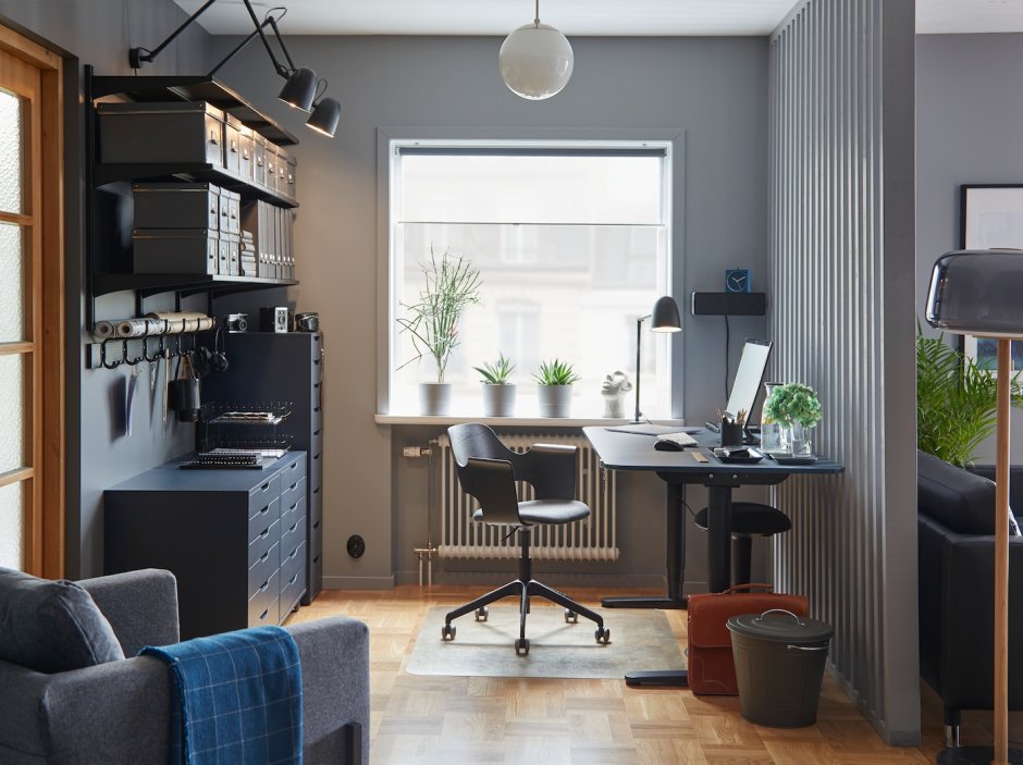 Угловой шкаф около окна