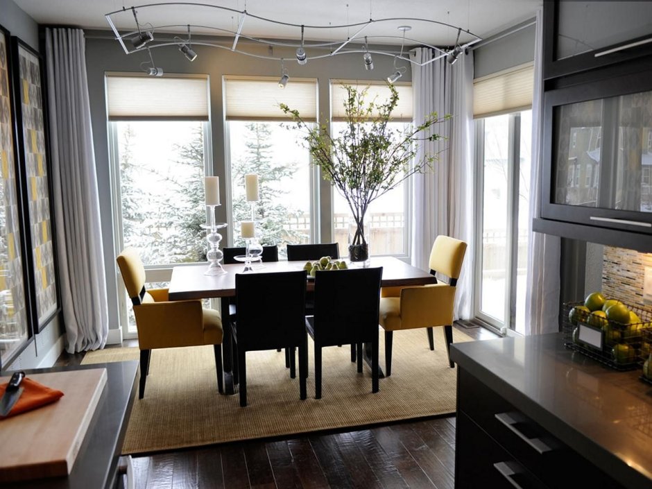 Гостиная столовая с панорамными окнами