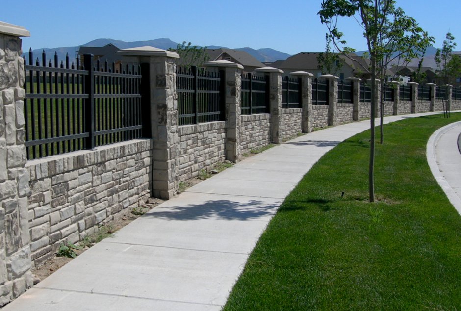 Заборы из камня для частного дома