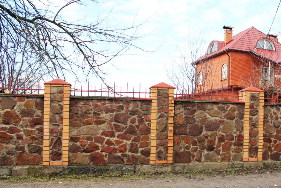 Забор из кирпича и камня