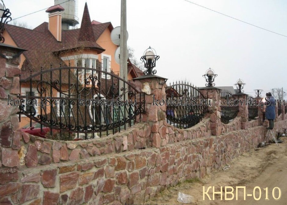 Каменный забор с ковкой