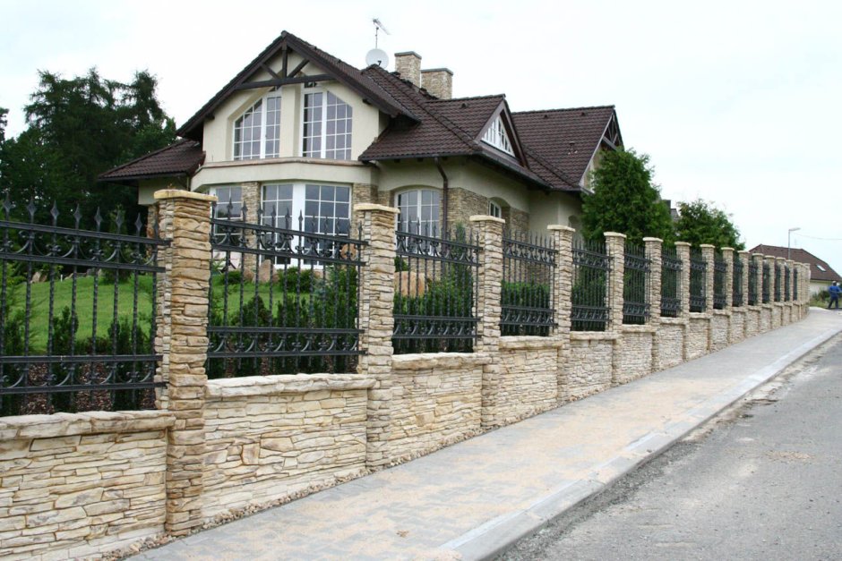 Красивые заборы из декоративного камня