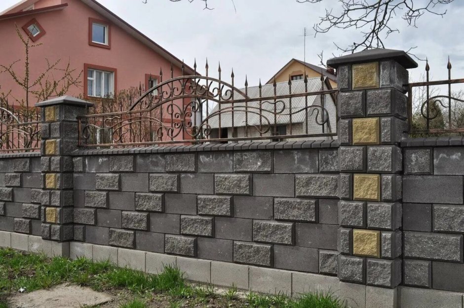 Сад с каменным забором