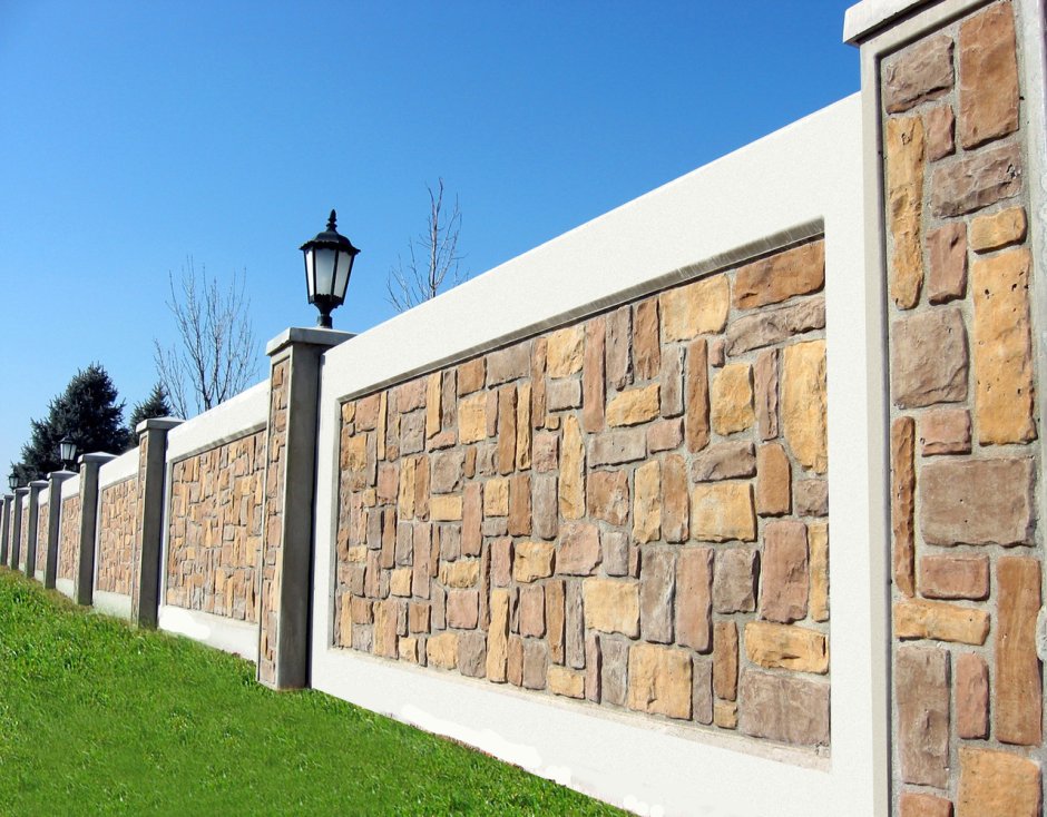 Высокий каменный забор