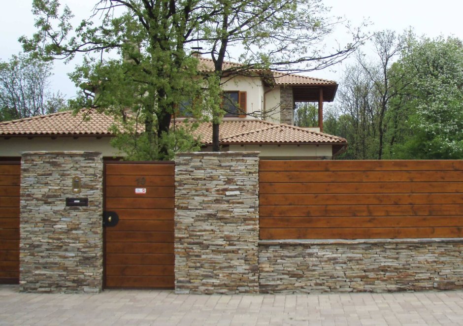 Каменный забор с воротами