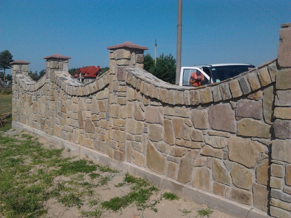 Каменный оштукатуренный забор