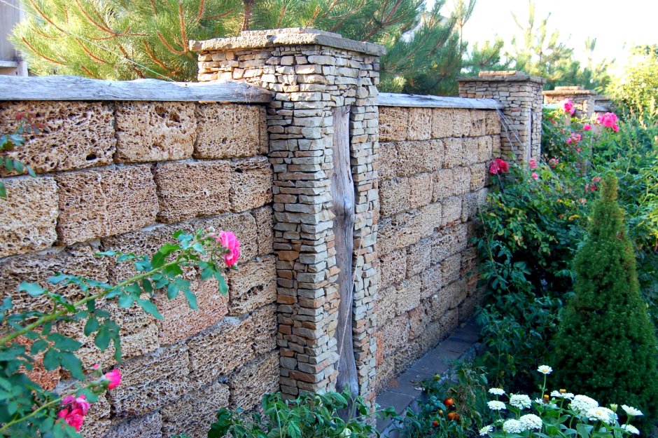 Каменный забор не высокий