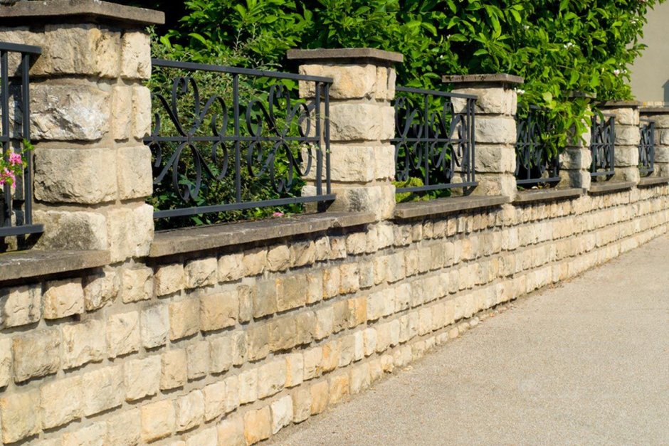 Забор из кирпича и камня