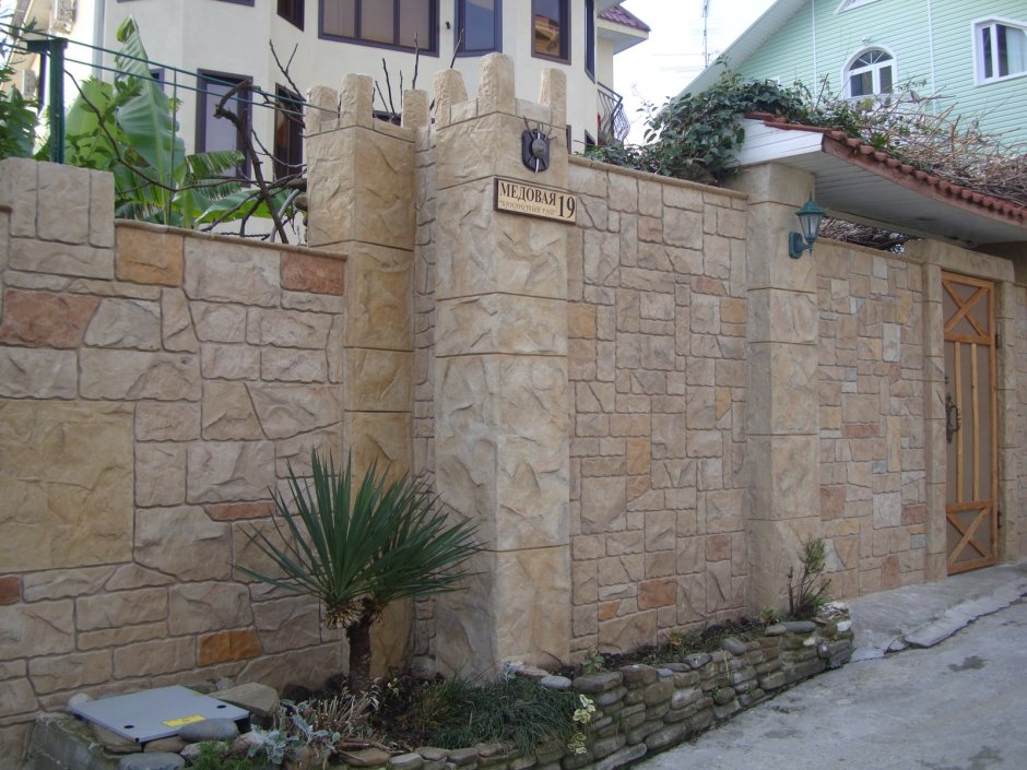 Ограждение из камня