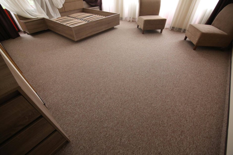 Ковер на сером ламинате