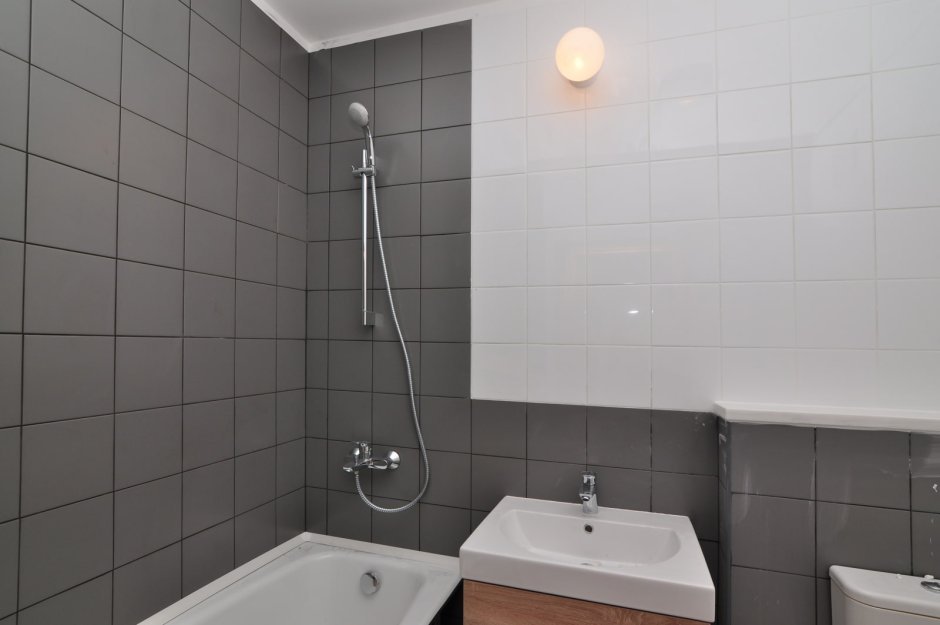 Белая плитка с серой затиркой