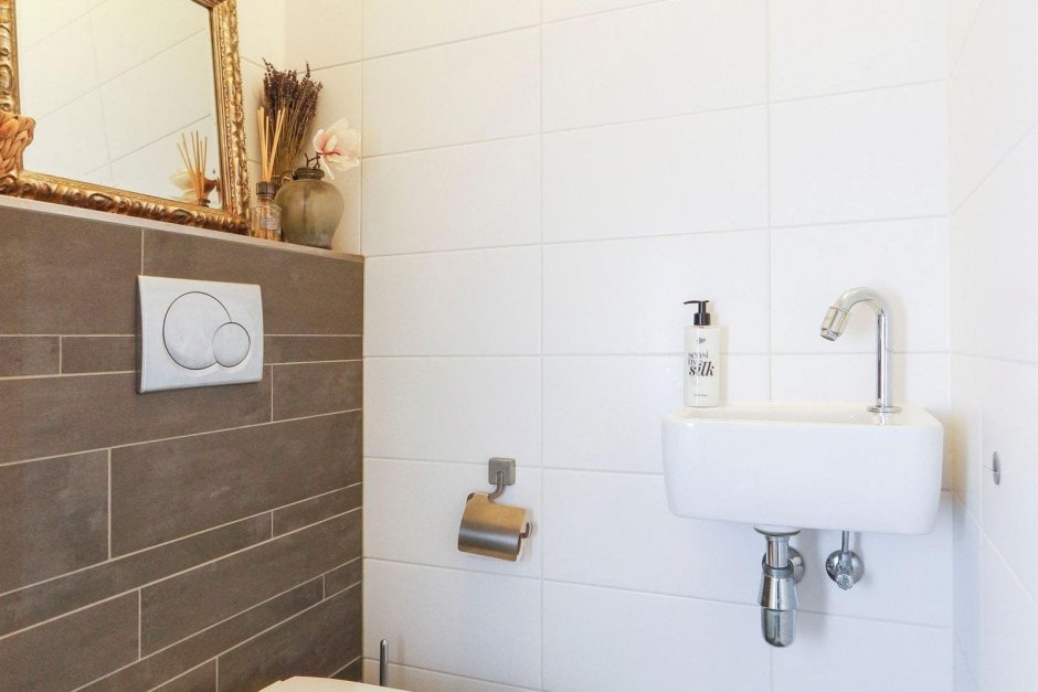 Белая плитка с бежевой затиркой