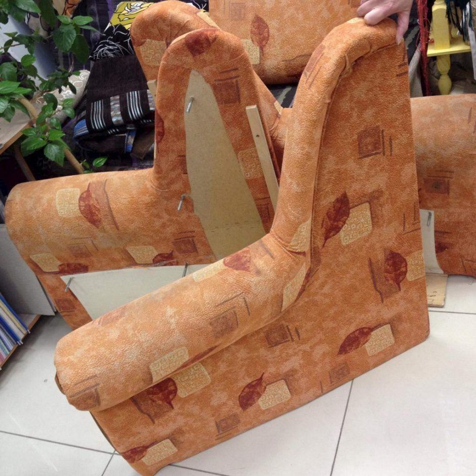 Кресло с мягкими подлокотниками