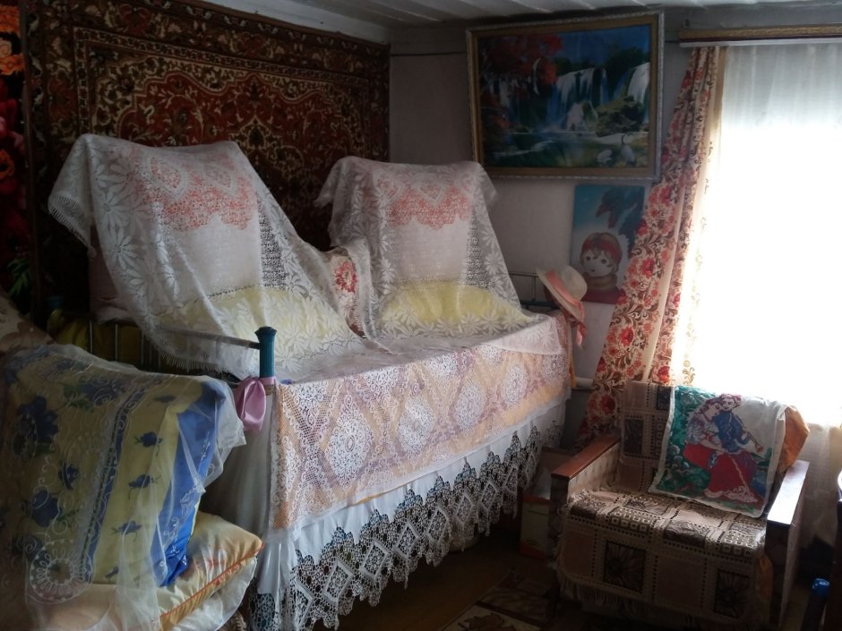 Бабушкины подушки на кровати