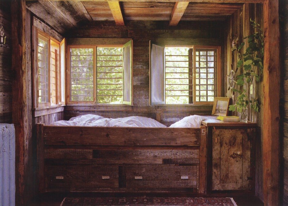 Кровать в алькове в деревенском стиле