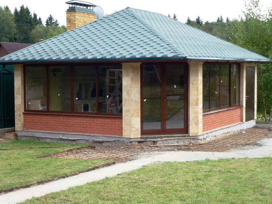 Беседка с мангальной зоной застекленная