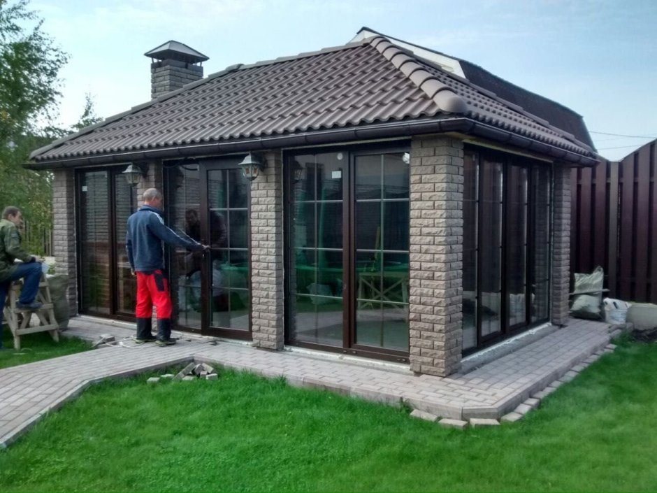 Беседка с панорамными окнами и зоной барбекю