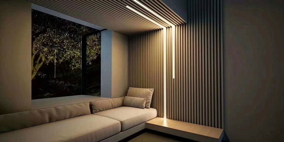 Спальня с рейками на стене