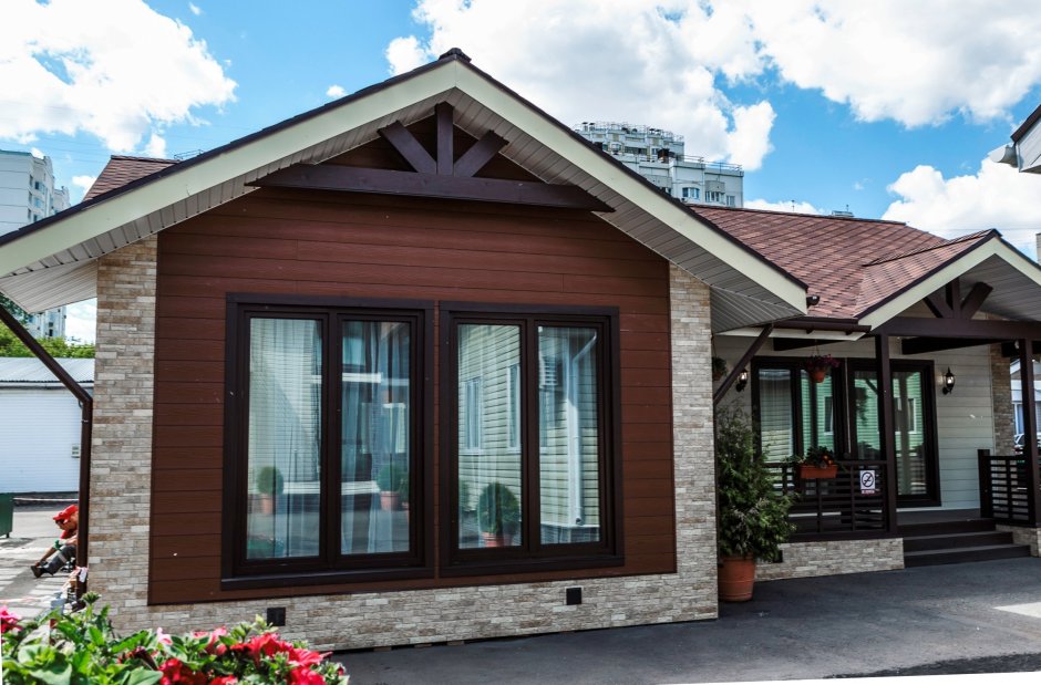 Фасад дома с арочными окнами