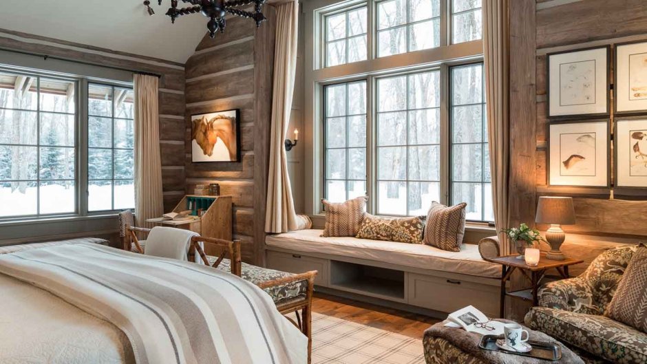 Гостиная с большими окнами