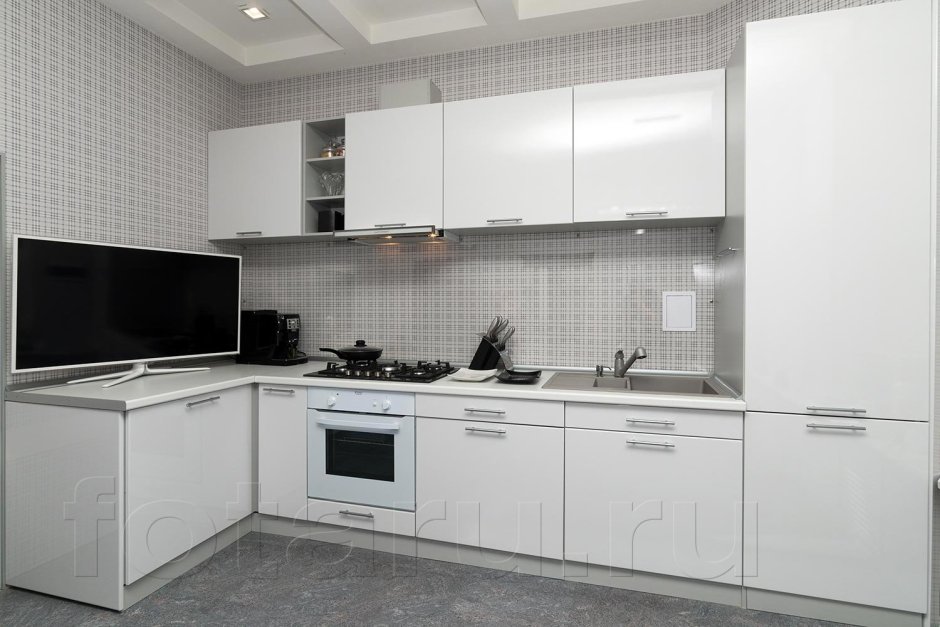 Белый духовой шкаф на белой кухне