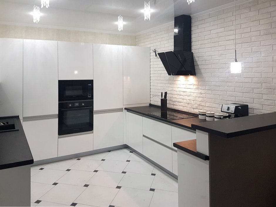 Угловая кухня без верхних шкафов