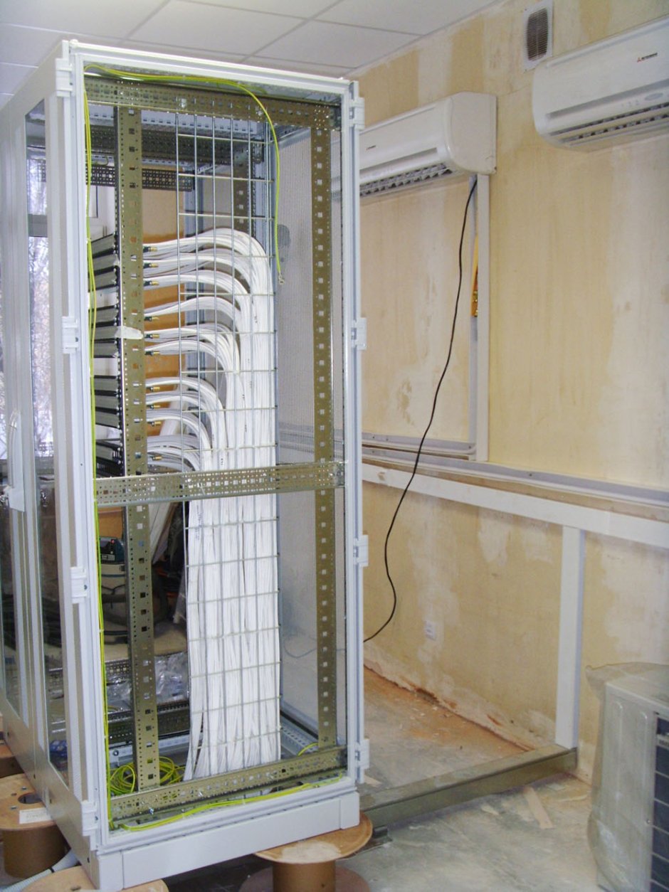 Слаботочный шкаф 19 дюймов запас кабеля