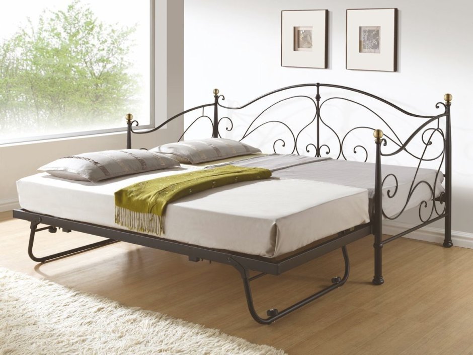 Кровать кованная односпальная в интерьере
