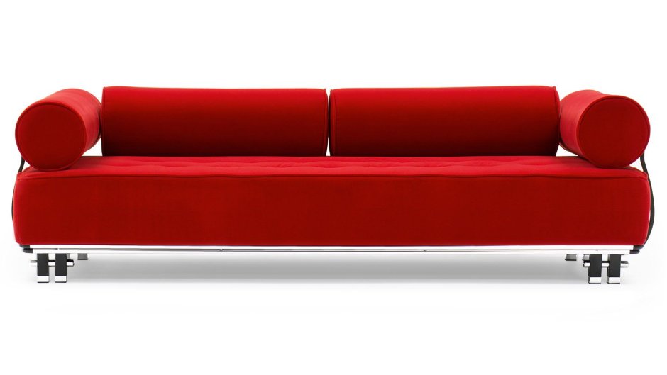 Красный диван на белом фоне