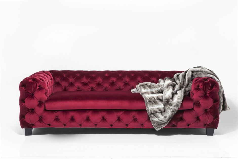 Красный велюровый диван
