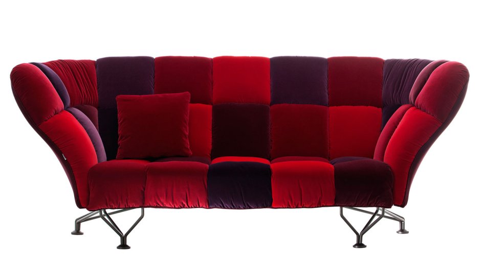 Красный бархатный диван
