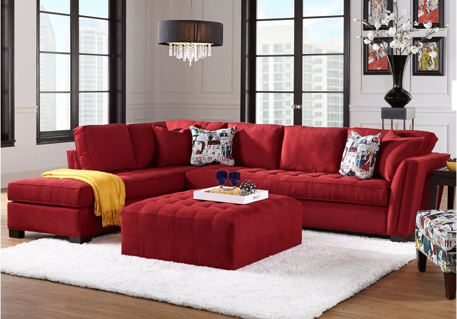 Большой красный диван