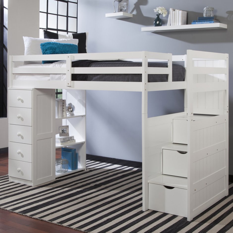 Комната с кроватью чердаком