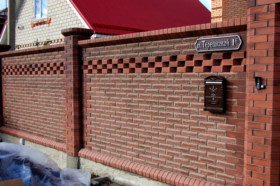 Забор из красного кирпича