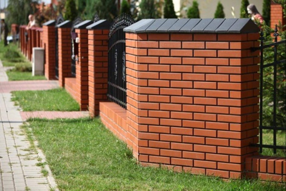 Кирпичные столбы для забора Браер