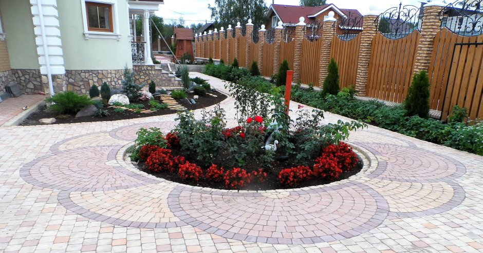 Круглая клумба из брусчатки