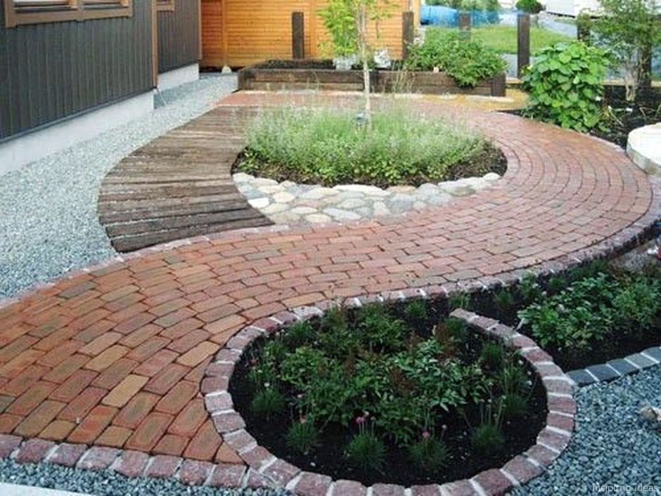 Цветник с дорожками из плитки