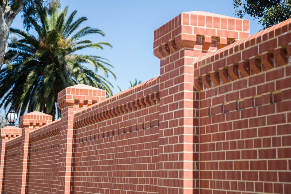 Забор кирпичный элита