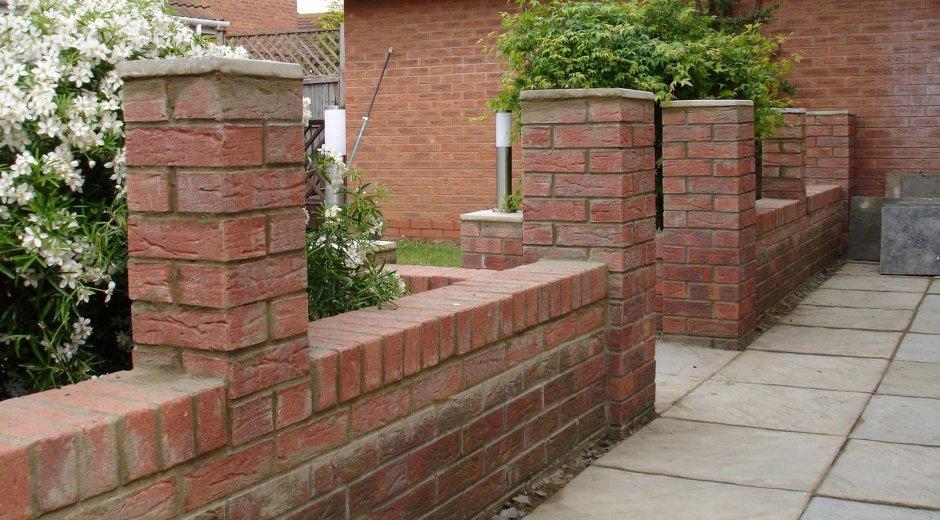 Забор из кирпича