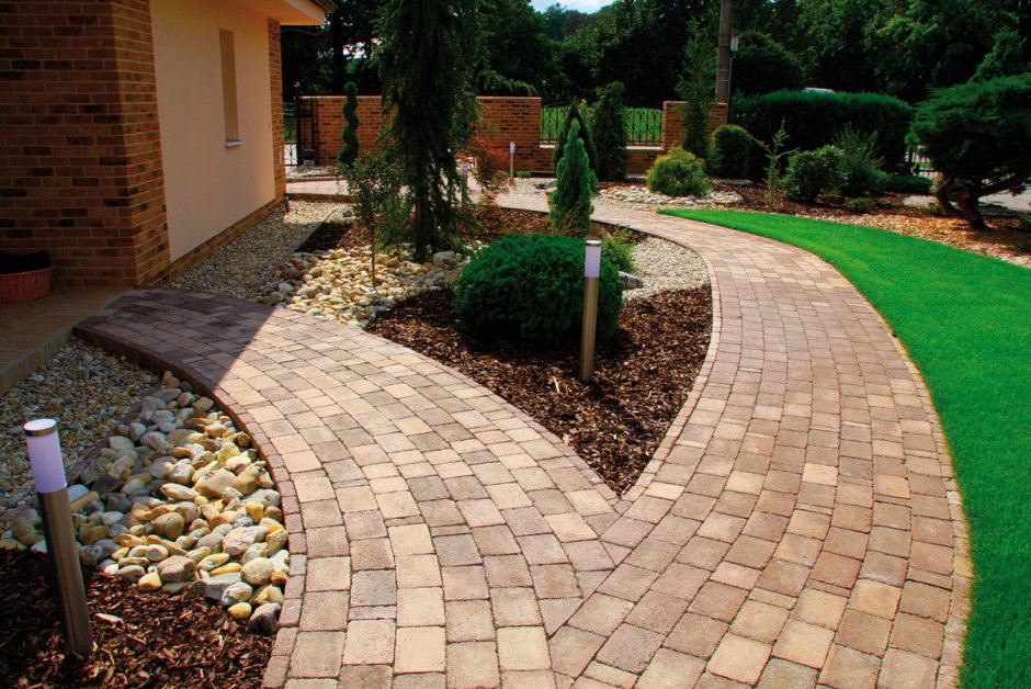 Двор в плитке с клумбой