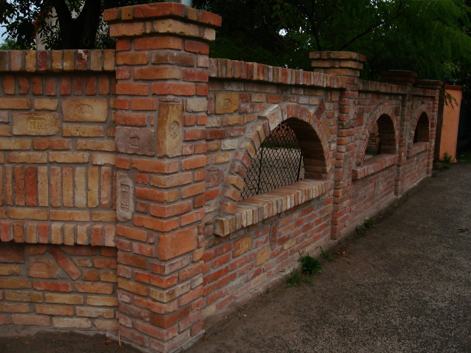 Старинный кирпичный забор