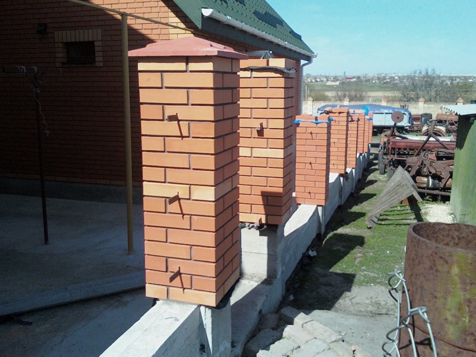 Забор с тумбами из кирпича