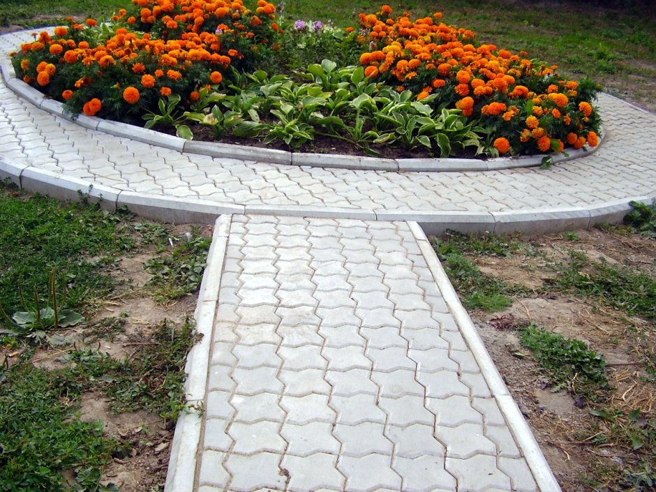 Круглая клумба из брусчатки