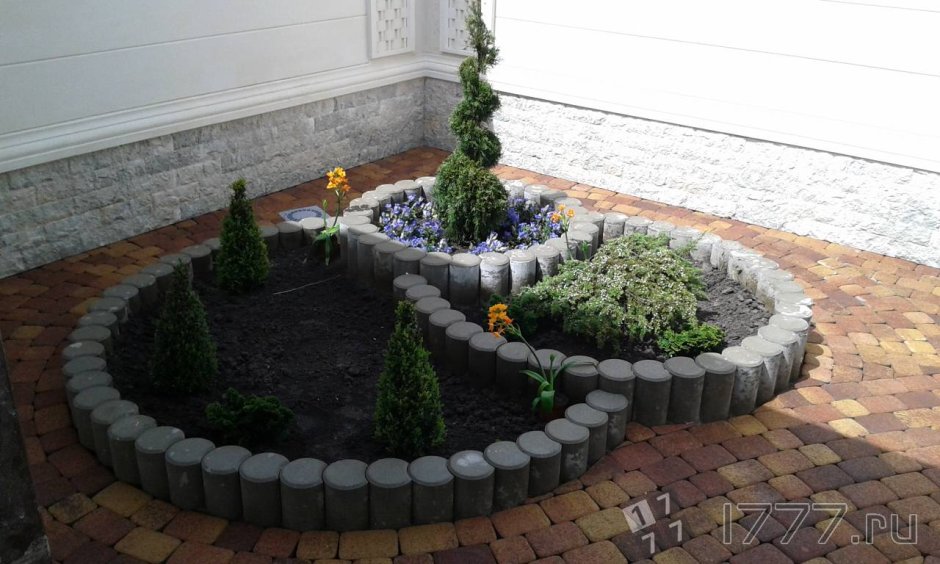 Круглая клумба из тротуарной плитки