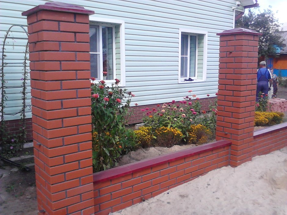 Кирпичные столбы для забора из красного кирпича